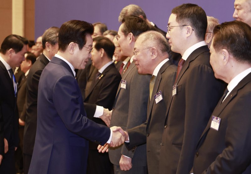 중국을 국빈방문 중인 이재명 대통령이 5일 베이징 조어대에서 열린 비즈니스 포럼에서 정의선 현대차그룹 회장과 인사를 나누고 있다. 뉴스1