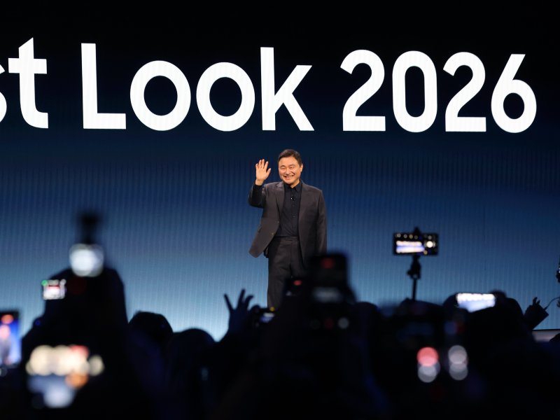 노태문 삼성전자 사장(디바이스 경험·DX 부문장)이 4일(현지시간) 미국 라스베이거스 윈 호텔에서 열린 CES 2026 '더 퍼스트룩' 프레스 컨퍼런스 무대에 입장해 인사를 하고 있다. 뉴스1