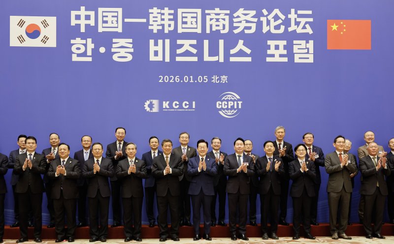 [베이징=뉴시스] 최동준 기자 = 중국을 국빈 방문 중인 이재명 대통령이 5일(현지 시간) 베이징 조어대에서 열린 한중 비즈니스 포럼 사전 간담회에서 허리펑 중국 국무원 경제담당 부총리를 비롯한 이재용 삼성전자 회장, 정의선 현대차그룹 회장, 구광모 LG그룹 회장 등 우리 기업인들과 중국 기업인들과 기념촬영을 하고 있다. 2026.01.05. photocdj@newsis.com