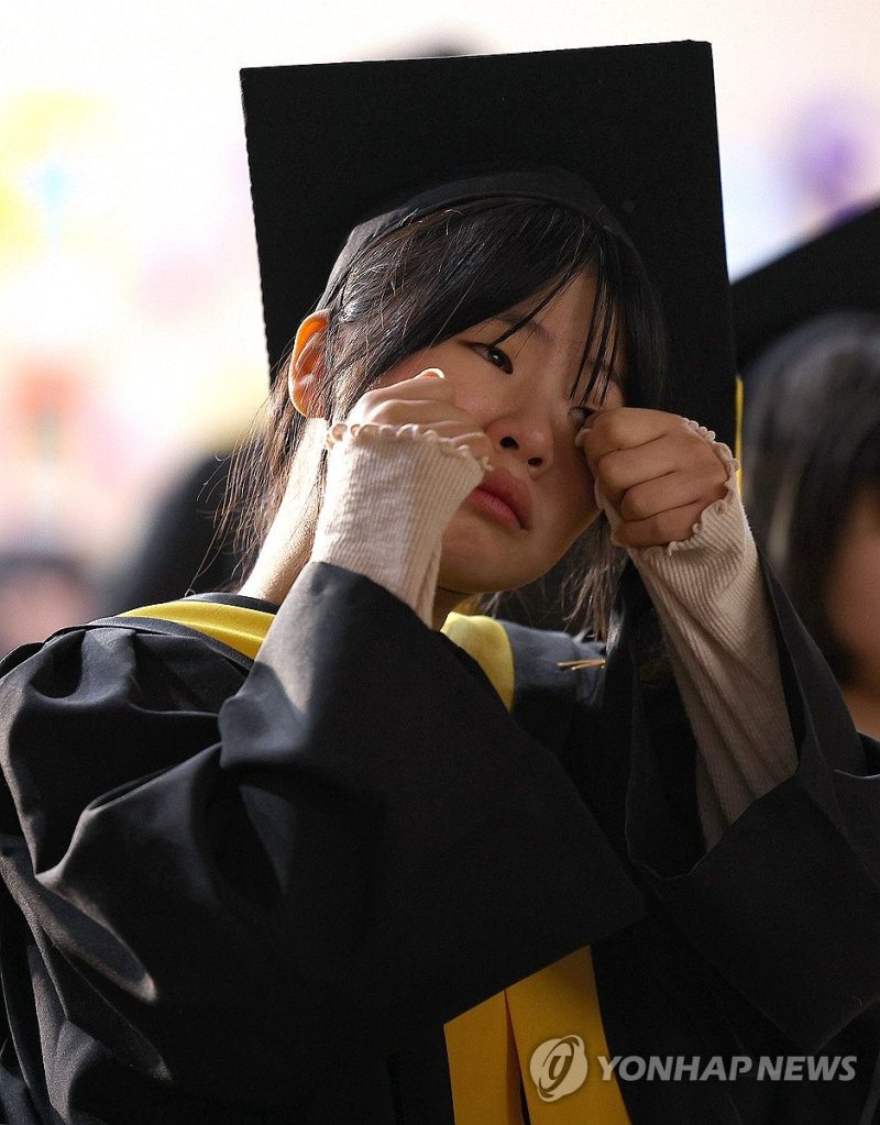 졸업식과 함께 열린 폐교식 (출처=연합뉴스)