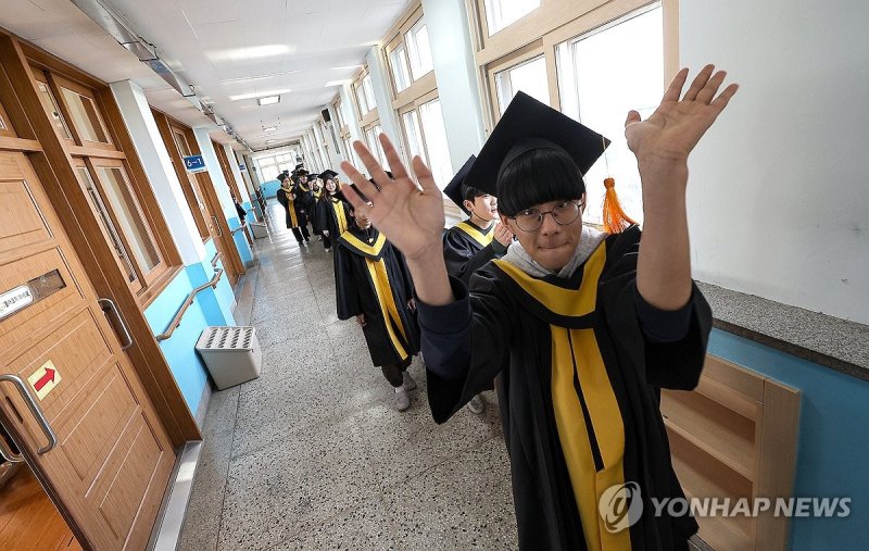교실 떠나는 졸업생들 (출처=연합뉴스)