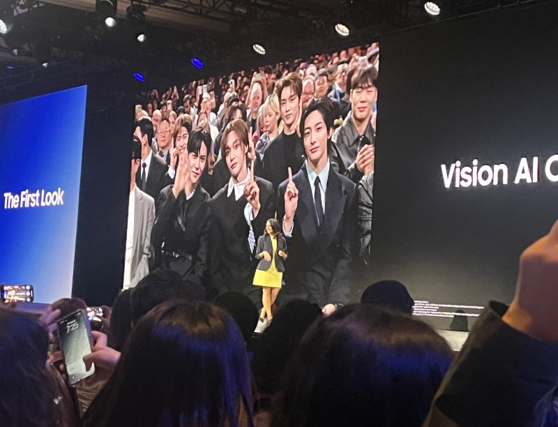 [라스베이거스=뉴시스]이현주 기자 = 4일(현지시간) 미국 라스베이거스 윈 호텔에서 열린 CES 2026 '더 퍼스트룩' 프레스 컨퍼런스에서 삼성전자 관계자가 아이돌그룹 '라이즈'를 소개하고 있다. lovelypsyche@newsis.com