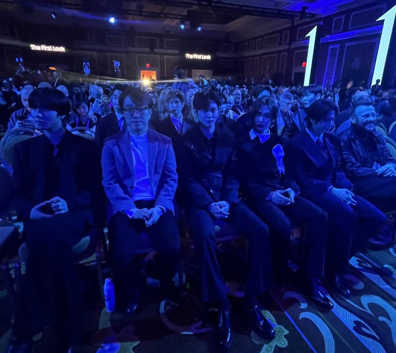 [라스베이거스=뉴시스]이현주 기자 = 4일(현지시간) 미국 라스베이거스 윈 호텔에서 열린 CES 2026 '더 퍼스트룩' 프레스 컨퍼런스에 참석한 배우 안효섭(왼쪽부터)과 최원준 삼성전자 사장, 그룹 '라이즈'. lovelypsyche@newsis.com