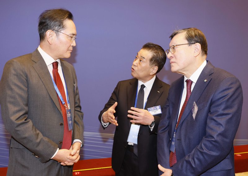 이재용 삼성전자 회장과 장인화 포스코그룹 회장, 허태수 GS그룹 회장(왼쪽부터)이 5일 중국 베이징 조어대에서 열린 한중 비즈니스 포럼에서 대화하고 있다. 뉴시스