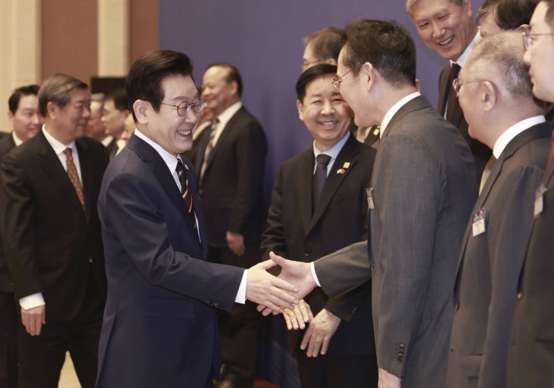 [베이징=뉴시스] 최동준 기자 = 중국을 국빈 방문 중인 이재명 대통령이 5일(현지 시간) 베이징 조어대에서 열린 한중 비즈니스 포럼 사전 간담회에서 이재용 삼성전자 회장과 악수하고 있다. 2026.01.05. photocdj@newsis.com