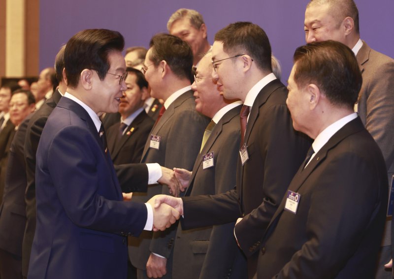 [베이징=뉴시스] 최동준 기자 = 중국을 국빈 방문 중인 이재명 대통령이 5일(현지 시간) 베이징 조어대에서 열린 한중 비즈니스 포럼 사전 간담회에서 구광모 LG그룹 회장과 악수하고 있다. 2026.01.05. photocdj@newsis.com