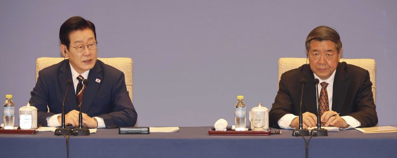 [베이징=뉴시스] 최동준 기자 = 중국을 국빈 방문 중인 이재명 대통령이 5일(현지 시간) 베이징 조어대에서 열린 한중 비즈니스 포럼 사전 간담회에서 발언하고 있다. 오른쪽은 허리펑 중국 국무원 경제담당 부총리. 2026.01.05. photocdj@newsis.com