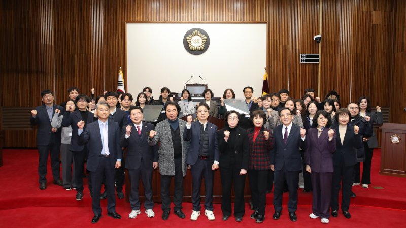 [대구=뉴시스] 대구 달서구의회는 지난해 의정활동 지원과 의회 발전에 이바지한 공무원 2명에게 포상했다. (사진=대구 달서구의회 제공) 2026.01.05. photo@newsis.com *재판매 및 DB 금지