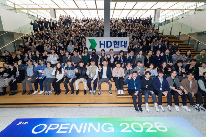 5일 HD현대 글로벌R&D센터에서 열린 '오프닝 2026(Opening 2026)‘에서 참석자들이 포즈를 취하고 있다. HD현대 제공