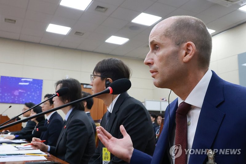 답변하는 해롤드 로저스 쿠팡 대표 (출처=연합뉴스)