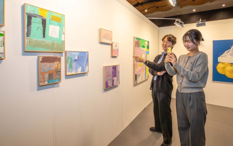 자난 5일 서울 강남구 현대백화점 무역센터점 10층 문화홀 아트 전시에서 고객들이 작품을 관람하고 있다. 현대백화점은 오는 25일까지 국내외에서 주목받는 작가들의 예술 작품을 선보이는 특별 아트 전시를 선보인다. 현대백화점 제공