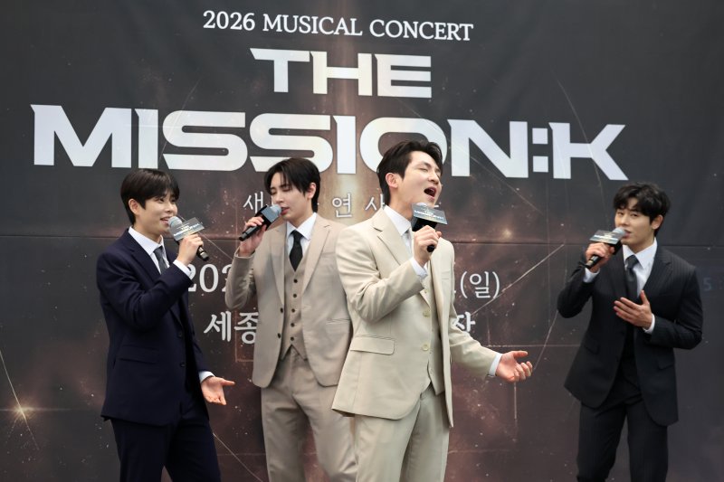 [서울=뉴시스] 박진희 기자 = K-pop 뮤지컬 콘서트 '더 미션:K(The Mission:K)' 주연 배우 김동준(ZE:A), 재윤(SF9), MJ(아스트로), 리키(틴탑)가 5일 서울 중구 프레스센터에서 주요 장면을 시연하고 있다. 2026.01.05. pak7130@newsis.com