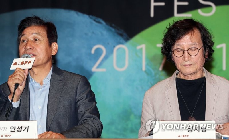 질문 답하는 안성기 집행위원장 (출처=연합뉴스)