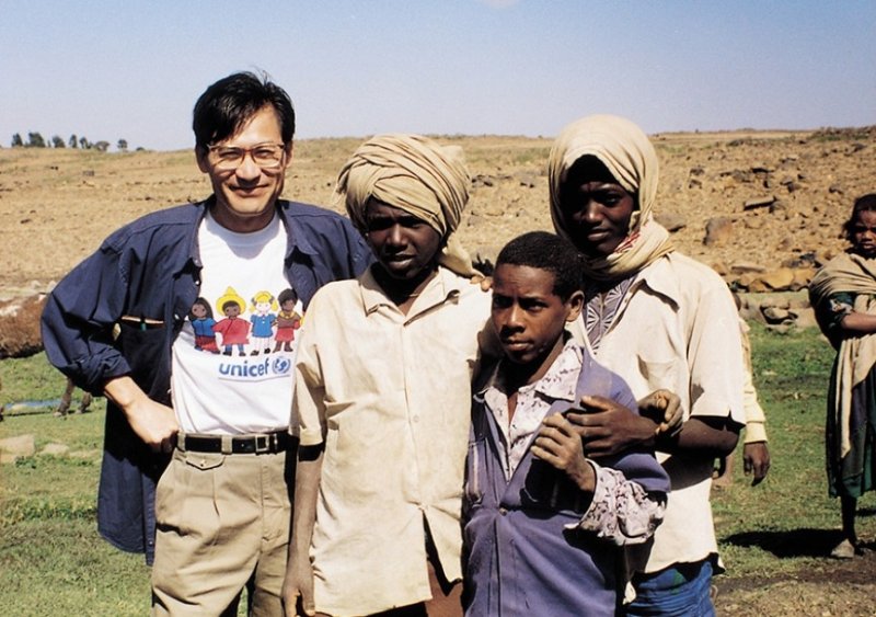 1993년 유니세프 에티오피아 사업 현장을 방문한 배우 안성기 (출처=연합뉴스)