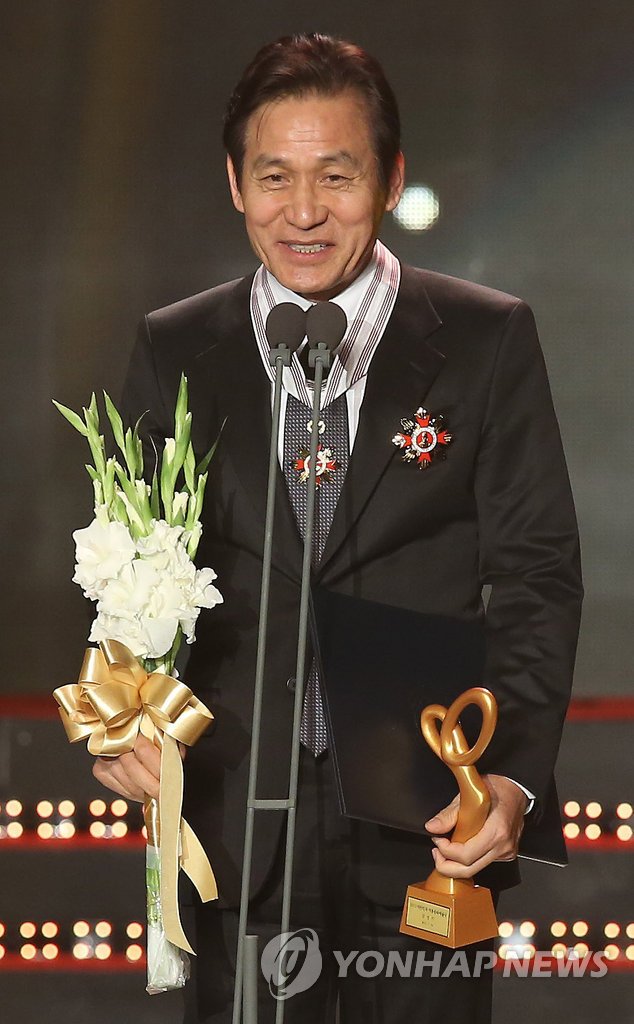 2013년 대한민국 대중문화예술상 시상식에서 은관문화훈장을 받은 후 소감을 밝히고 있는 안성기 (출처=연합뉴스)