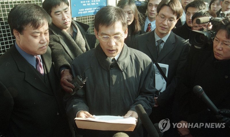 '스크린쿼터 폐·축소' 항의하는 배우 안성기 (출처=연합뉴스)