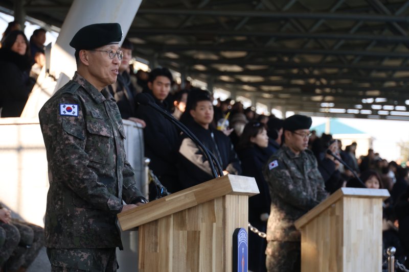 김규하 육군참모총장이 5일 충남 논산시 육군훈련소에서 열린 2026년 새해 첫 입영식에서 입영장병들과 가족들을 향해 인사말을 하고 있다. 연합뉴스