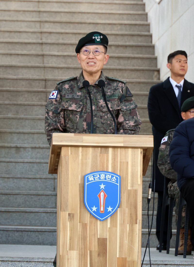 김규하 육군참모총장이 5일 충남 논산시 육군훈련소에서 열린 2026년 새해 첫 입영식에서 입영장병들과 가족들을 향해 인사말을 하고 있다. 연합뉴스