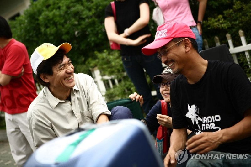 2006년 개봉한 영화 '라디오스타' 촬영장에서 이준익 감독과 대화하고 있는 안성기(왼쪽). 연합뉴스
