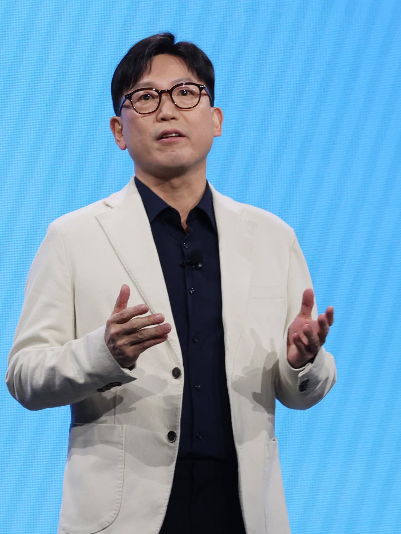 용석우 삼성전자 영상디스플레이사업부장 사장이 4일(현지시간) 미국 라스베이거스 윈호텔에서 열린 CES 2026 '더 퍼스트룩' 프레스 콘퍼런스에서 삼성전자 '130형 마이크로 RGB TV'가 공개하고 있다. ⓒ News1 황기선 기자