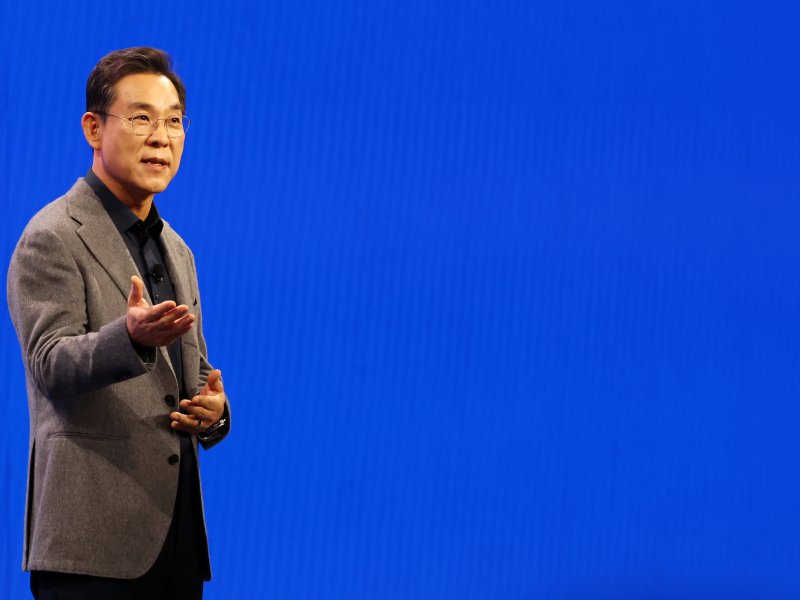 김철기 삼성전자 DA사업부장 부사장이 일(현지시간) 미국 라스베이거스 윈 호텔에서 열린 CES 2026 '더 퍼스트룩' 프레스 콘퍼런스에서 연설을 하고 있다. 2026.1.5/뉴스1 ⓒ News1 황기선 기자