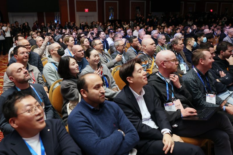 4일(현지시간) 미국 라스베이거스 윈호텔에서 열린 CES 2026 '더 퍼스트룩' 프레스 콘퍼런스에서 참석자들이 연설을 지켜보고 있다. 2026.1.5/뉴스1 ⓒ News1 황기선 기자