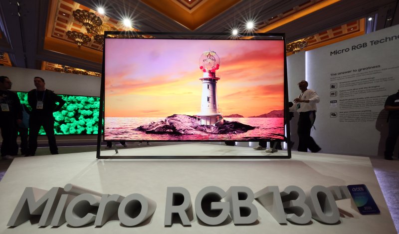 4일(현지시간) 미국 라스베이거스 윈 호텔에서 열린 CES 2026 '더 퍼스트룩' 프레스 콘퍼런스 행사난 후 관람객들이 '130형 마이크로 RGB TV'를 살펴보고 있다. 2026.1.5/뉴스1 ⓒ News1 황기선 기자