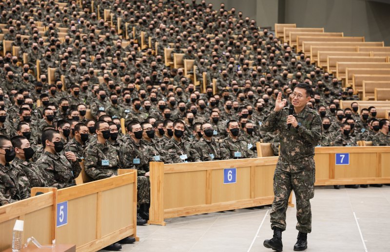 5일 충남 논산 육군훈련소에서 김규하 육군참모총장이 정신전력교육을 하고 있다. 육군 제공
