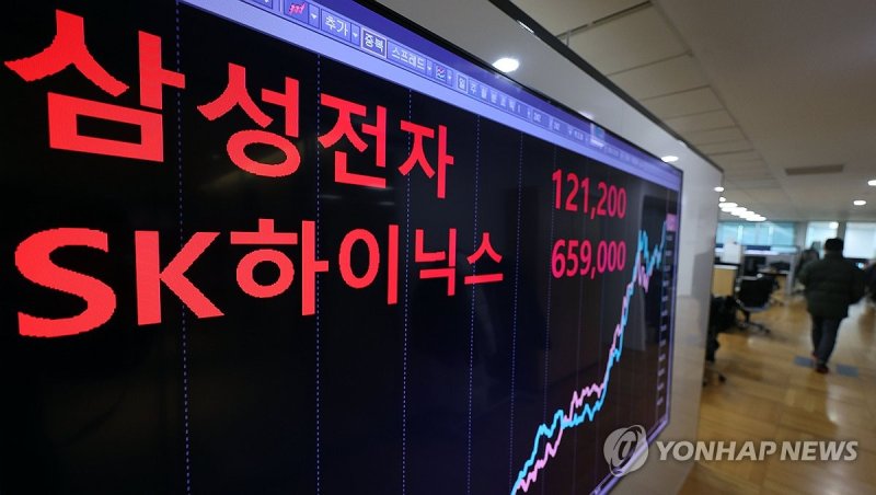 서울 종로구 연합인포맥스에 설치된 모니터에 게시된 삼성전자와 SK하이닉스 주가 현황 (출처=연합뉴스)