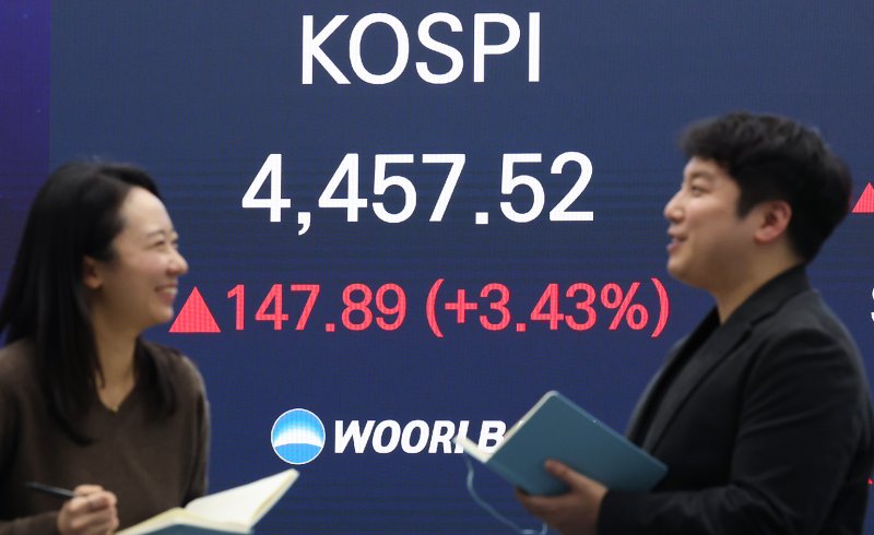 코스피가 국내 반도체 대장주 삼성전자·SK하이닉스의 강세에 힘입어 사상 최고치 기록을 갈아치운 5일 오후 서울 중구 우리은행 본점 딜링룸 전광판에 종가가 표시되고 있다. ⓒ News1 오대일 기자