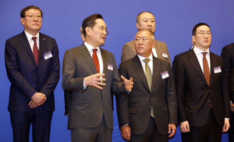 이재용 삼성전자 회장과 정의선 현대차그룹 회장이 5일 중국 베이징 조어대에서 열린 한중 비즈니스포럼에서 대화하고 있다. 2026.1.5/뉴스1 ⓒ News1 허경 기자