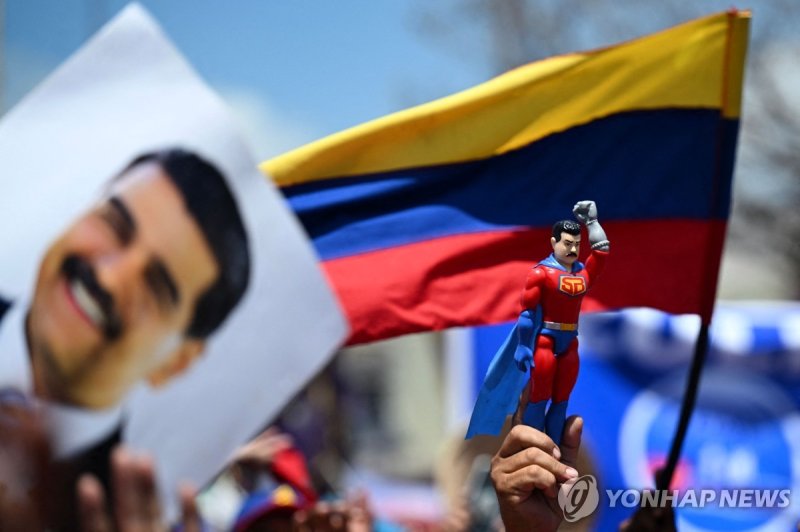 미국에 의해 축출된 니콜라스 마두로 베네수엘라 대통령의 사진과 인형 (출처=연합뉴스)