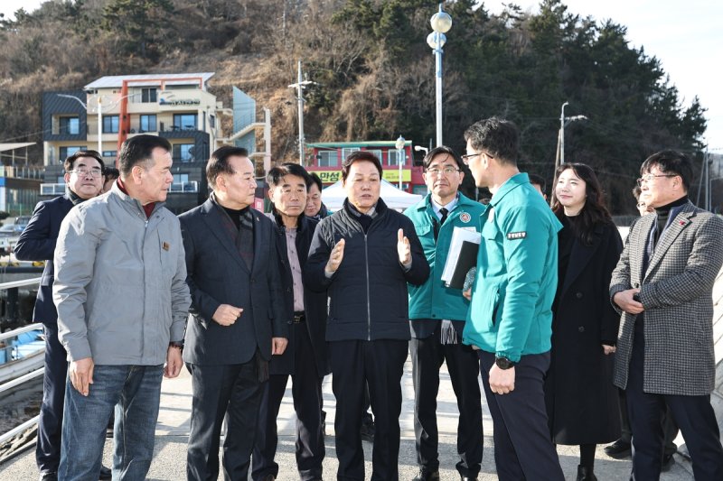 거제∼마산 국도 5호선 현장 방문한 박완수 경남지사(가운데) (출처=연합뉴스)