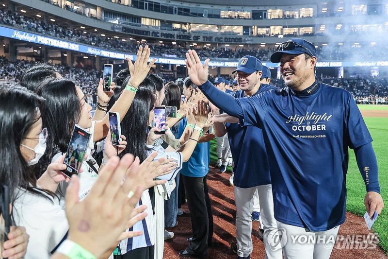 팬들과 인사하는 이호준 감독 (출처=연합뉴스)
