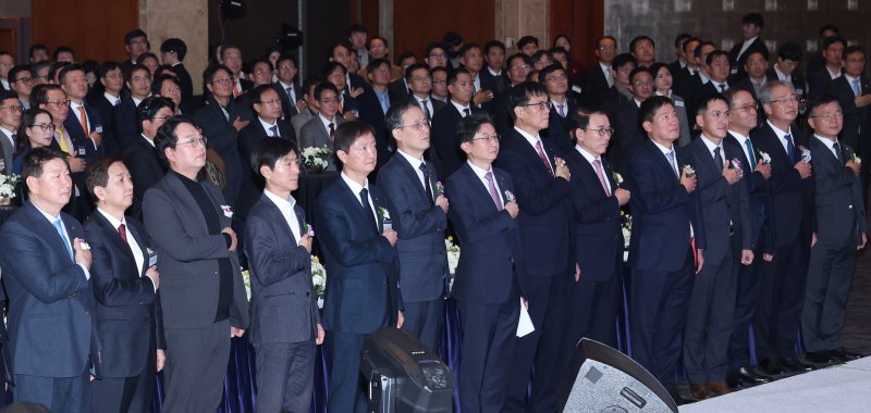 [서울=뉴시스] 권창회 기자 = 5일 서울 중구 롯데호텔에서 열린 2026 범금융 신년인사회에서 이억원 금융위원장, 이찬진 금융감독원장, 이창용 한국은행 총재 등 정·관계 및 금융계 주요 인사가 국민의례를 하고 있다. (공동취재) 2026.01.05. photo@newsis.com