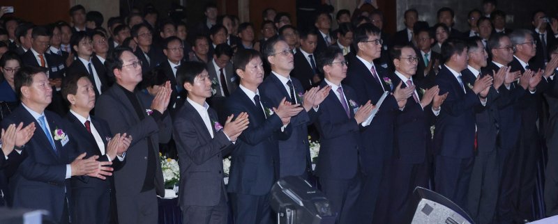 [서울=뉴시스] 권창회 기자 = 5일 서울 중구 롯데호텔에서 열린 2026 범금융 신년인사회에서 이억원 금융위원장, 이찬진 금융감독원장, 이창용 한국은행 총재 등 정·관계 및 금융계 주요 인사가 박수를 치고 있다. (공동취재) 2026.01.05. photo@newsis.com