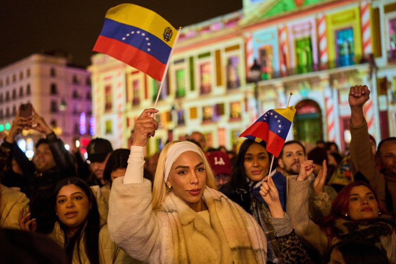 [마드리드=AP/뉴시스] 1월4일 스페인 마드리드에서 시위대가 미국에 의해 축출된 니콜라스 마두로 베네수엘라 대통령에 반대하는 시위를 벌이고 있다. 2026.01.05.