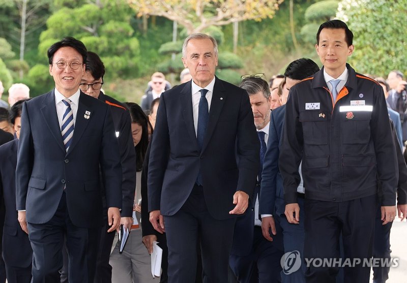 지난 10월 한화오션 거제 조선소 찾은 마크 카니 캐나다 총리와 김민석 총리 (출처=연합뉴스)