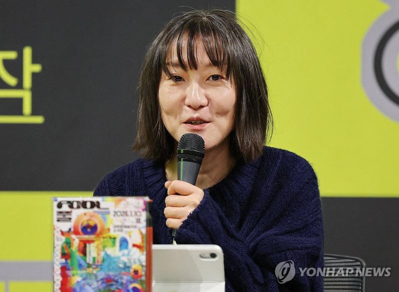 작품 소개하는 부새롬 연출가 (출처=연합뉴스)