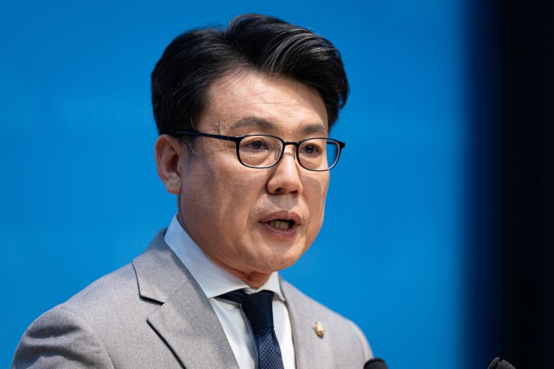 진성준 더불어민주당 원내대표 후보가 5일 서울 여의도 국회 소통관에서 정책·공약 기자회견을 하고 있다. 2026.1.5/뉴스1 ⓒ News1 유승관 기자