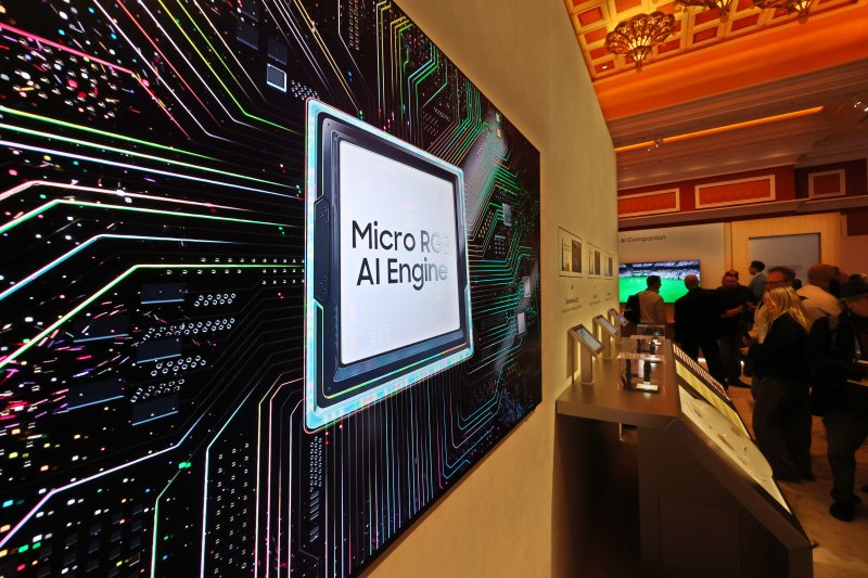 4일(현지시간) 미국 라스베이거스 윈 호텔에서 열린 CES 2026 '더 퍼스트룩' 프레스 컨퍼런스 행사난 후 관람객들이 '130형 마이크로 RGB TV'를 살펴보고 있다. 2026.1.5/뉴스1 ⓒ News1 황기선 기자