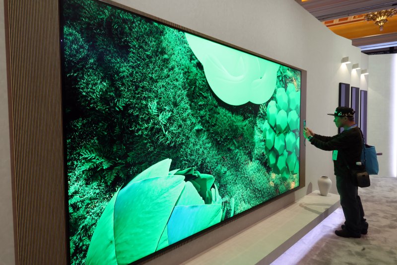 4일(현지시간) 미국 라스베이거스 윈 호텔에서 열린 CES 2026 '더 퍼스트룩' 프레스 컨퍼런스 행사난 후 관람객들이 '130형 마이크로 RGB TV'를 살펴보고 있다. 2026.1.5/뉴스1 ⓒ News1 황기선 기자