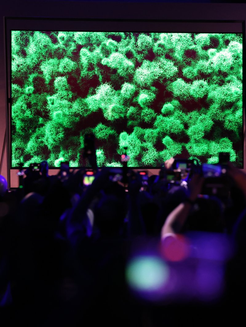 4일(현지시간) 미국 라스베이거스 윈 호텔에서 열린 CES 2026 '더 퍼스트룩' 프레스 컨퍼런스에서 삼성전자 '130형 마이크로 RGB TV'가 공개되고 있다. 2026.1.5/뉴스1 ⓒ News1 황기선 기자