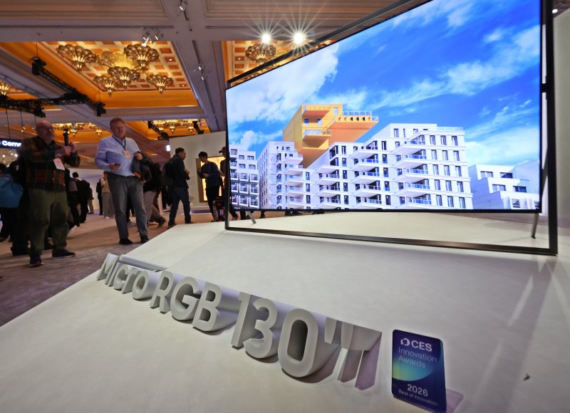 4일(현지시간) 미국 라스베이거스 윈 호텔에서 열린 CES 2026 '더 퍼스트룩' 프레스 컨퍼런스 행사난 후 관람객들이 '130형 마이크로 RGB TV'를 살펴보고 있다. 2026.1.5/뉴스1 ⓒ News1 황기선 기자