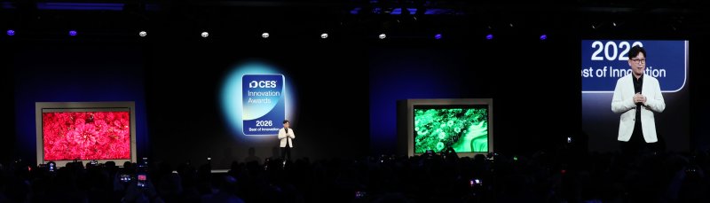 용석우 삼성전자 영상디스플레이사업부장 사장이 4일(현지시간) 미국 라스베이거스 윈호텔에서 열린 CES 2026 '더 퍼스트룩' 프레스 컨퍼런스에서 삼성전자 '130형 마이크로 RGB TV'가 공개하고 있다. 2026.1.5/뉴스1 ⓒ News1 황기선 기자