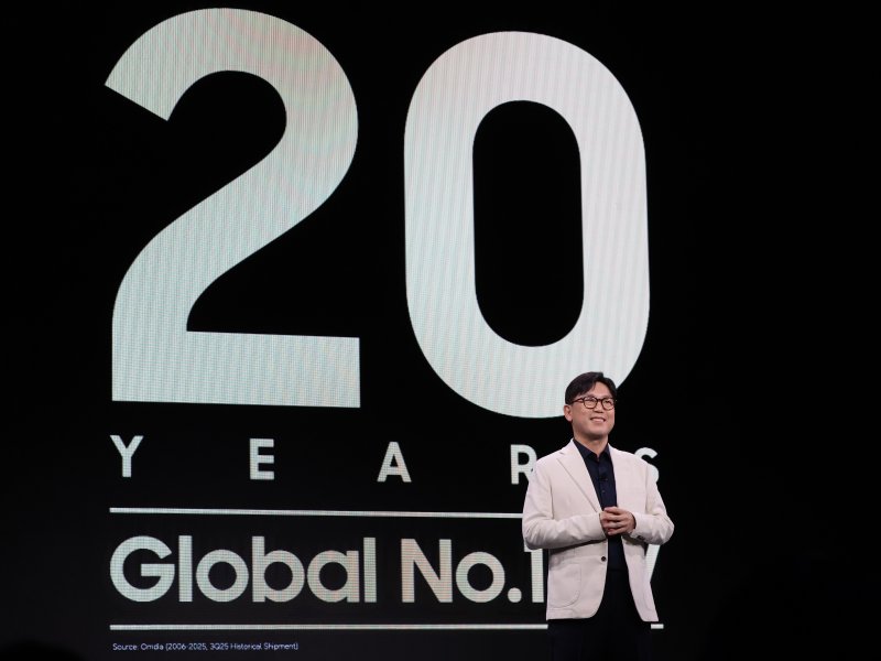 용석우 삼성전자 영상디스플레이사업부장 사장이 4일(현지시간) 미국 라스베이거스 윈호텔에서 열린 CES 2026 '더 퍼스트룩' 프레스 컨퍼런스에서 삼성전자 '130형 마이크로 RGB TV'가 공개하고 있다. 2026.1.5/뉴스1 ⓒ News1 황기선 기자