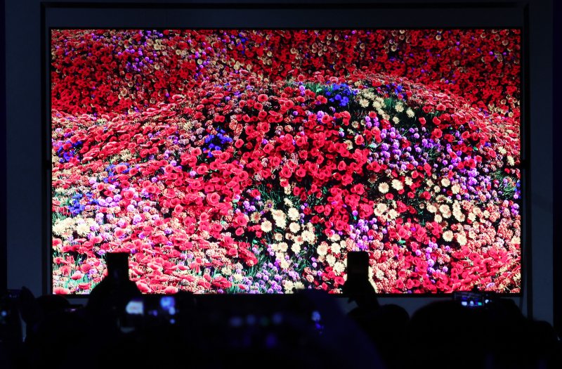 4일(현지시간) 미국 라스베이거스 윈 호텔에서 열린 CES 2026 '더 퍼스트룩' 프레스 컨퍼런스에서 삼성전자 '130형 마이크로 RGB TV'가 공개되고 있다. 2026.1.5/뉴스1 ⓒ News1 황기선 기자