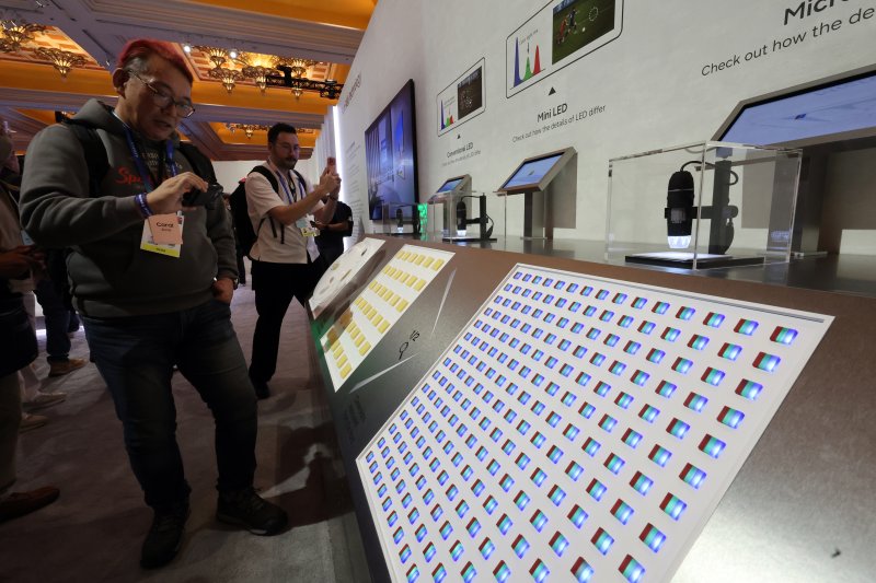 4일(현지시간) 미국 라스베이거스 윈 호텔에서 열린 CES 2026 '더 퍼스트룩' 프레스 컨퍼런스 행사난 후 관람객들이 '130형 마이크로 RGB TV' 구성 원리를 살펴보고 있다. 2026.1.5/뉴스1 ⓒ News1 황기선 기자