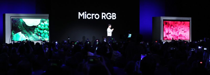 용석우 삼성전자 영상디스플레이사업부장 사장이 4일(현지시간) 미국 라스베이거스 윈호텔에서 열린 CES 2026 '더 퍼스트룩' 프레스 컨퍼런스에서 삼성전자 '130형 마이크로 RGB TV'가 공개하고 있다. ⓒ News1 황기선 기자