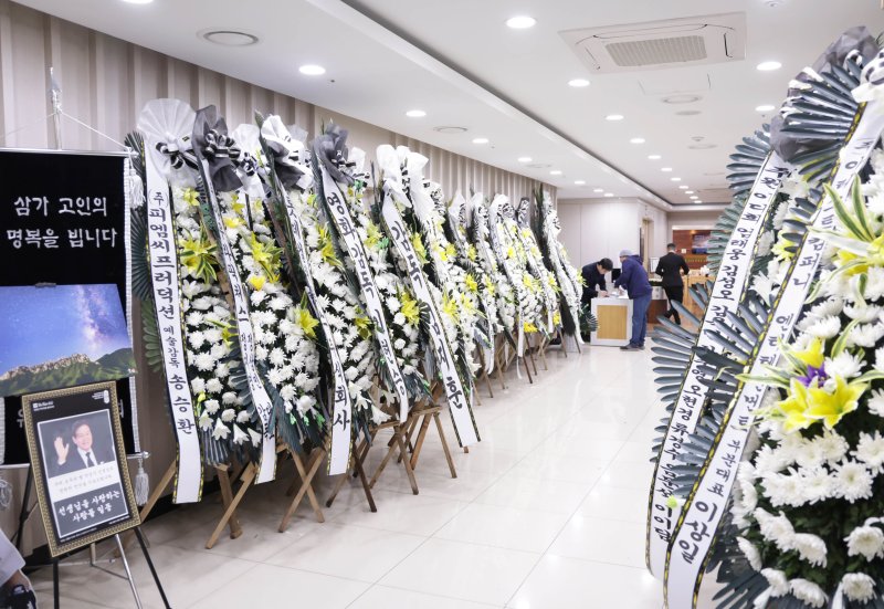 [뉴스1 PICK]'국민 배우' 안성기 별세…장례는 영화인장, 이정재&middot;정우성 운구